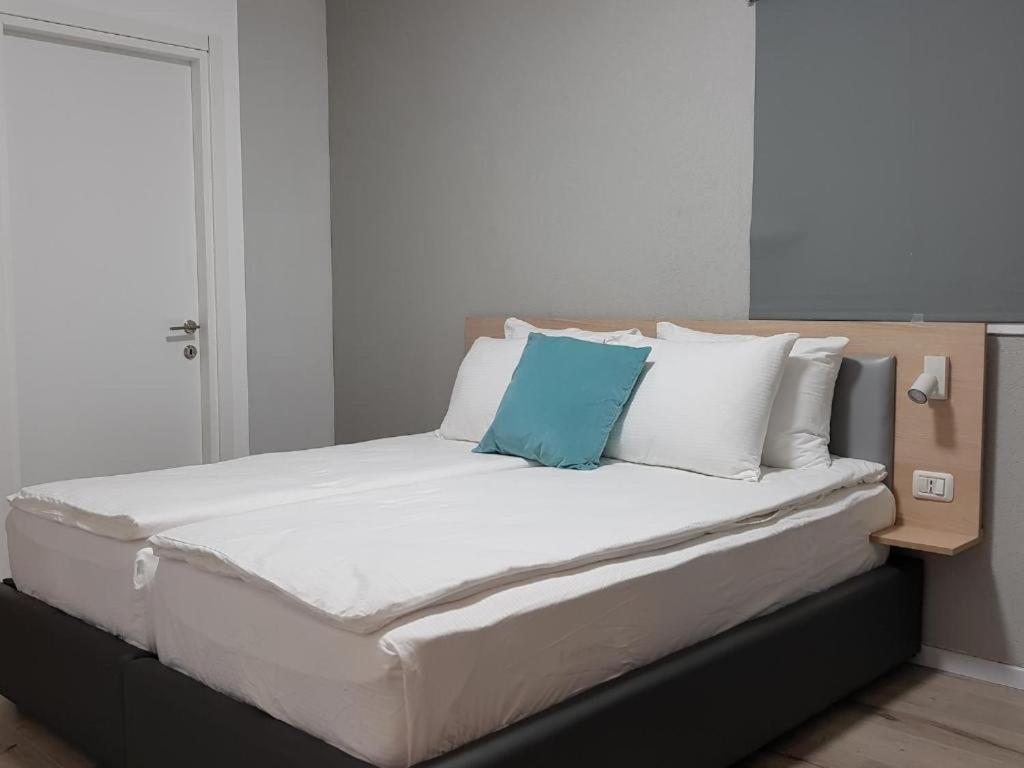 Airport Guest House Or Yehuda 外观 照片