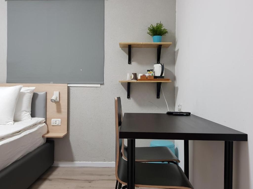 Airport Guest House Or Yehuda 外观 照片