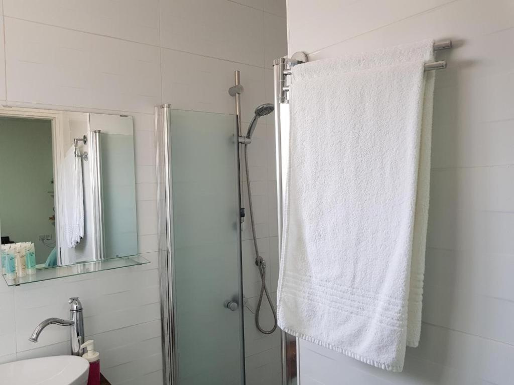 Airport Guest House Or Yehuda 外观 照片